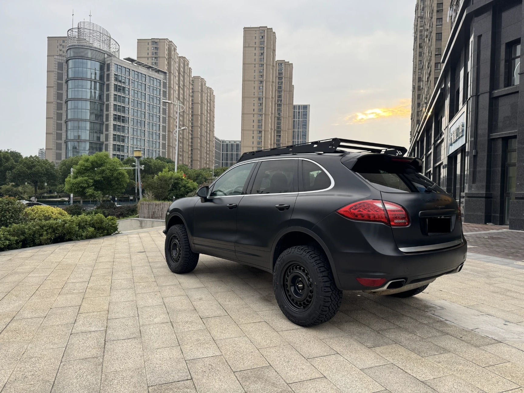 On-road performance shot of Cayenne 957/958 fitted with Akioverland symmetrical UCA for straight tracking at normal ride height.