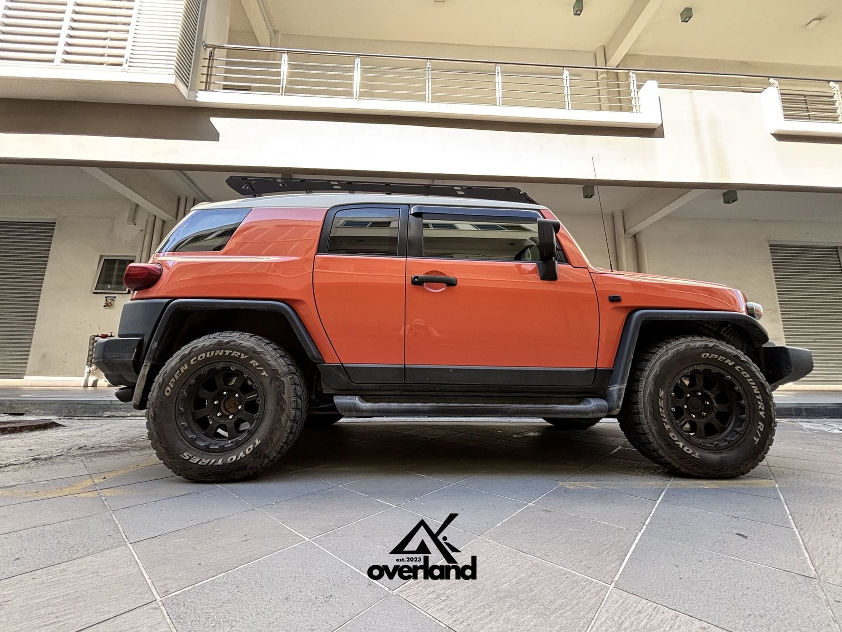 Orange Toyota FJ Cruiser with akioverland super slim modular roof rack