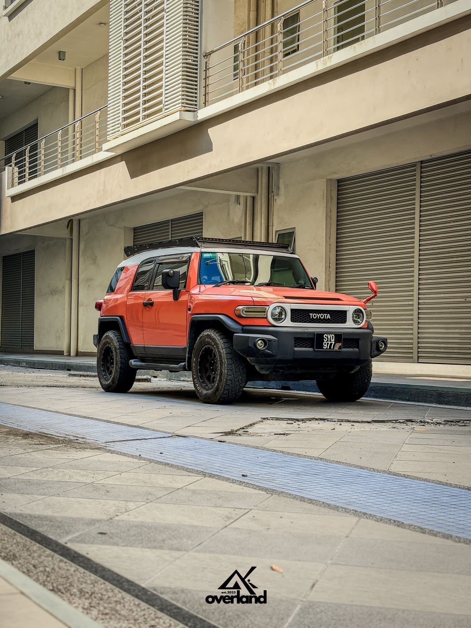 Toyota FJ Cruiser with akioverland super slim modular roof rack