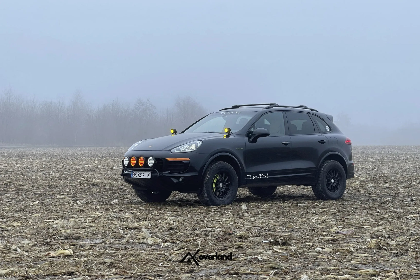 Lifted Porsche Cayenne 958.2 e-hybrid Akioverland subframe drop rainy road overland setup