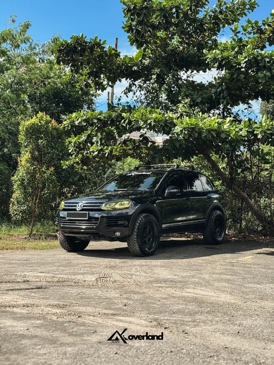 Volkswagen Touareg Gen2 with widebody fenders fitted with Akioverland V3 subframe drop and geometry-corrected lift kit for improved driveline longevity.
