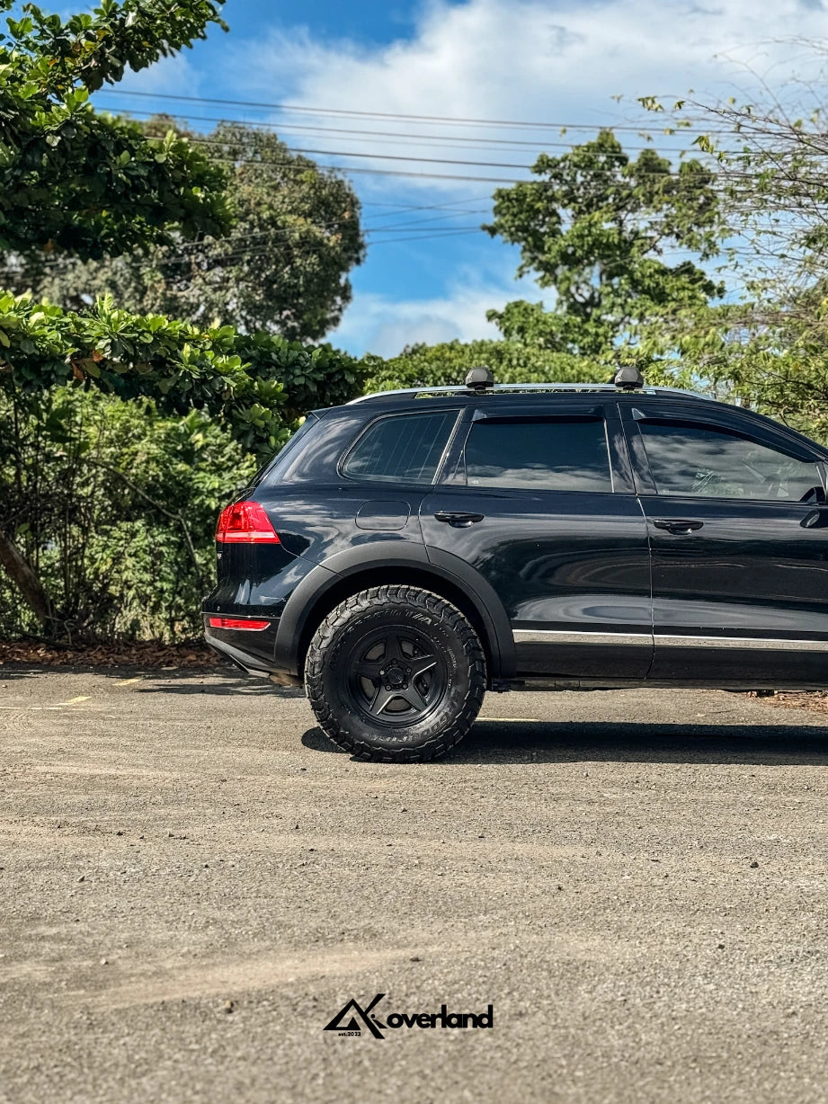 Overland-built VW Touareg 7P with widebody fenders featuring Akioverland 2.5-inch lift kit and full V3 drivetrain drop system for optimal suspension geometry.