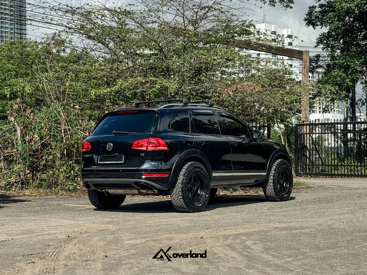 VW Touareg 7P with widebody fenders on Akioverland’s world-first V3 engine, transmission, and subframe drop lift kit providing superior CV and cardan shaft alignment.