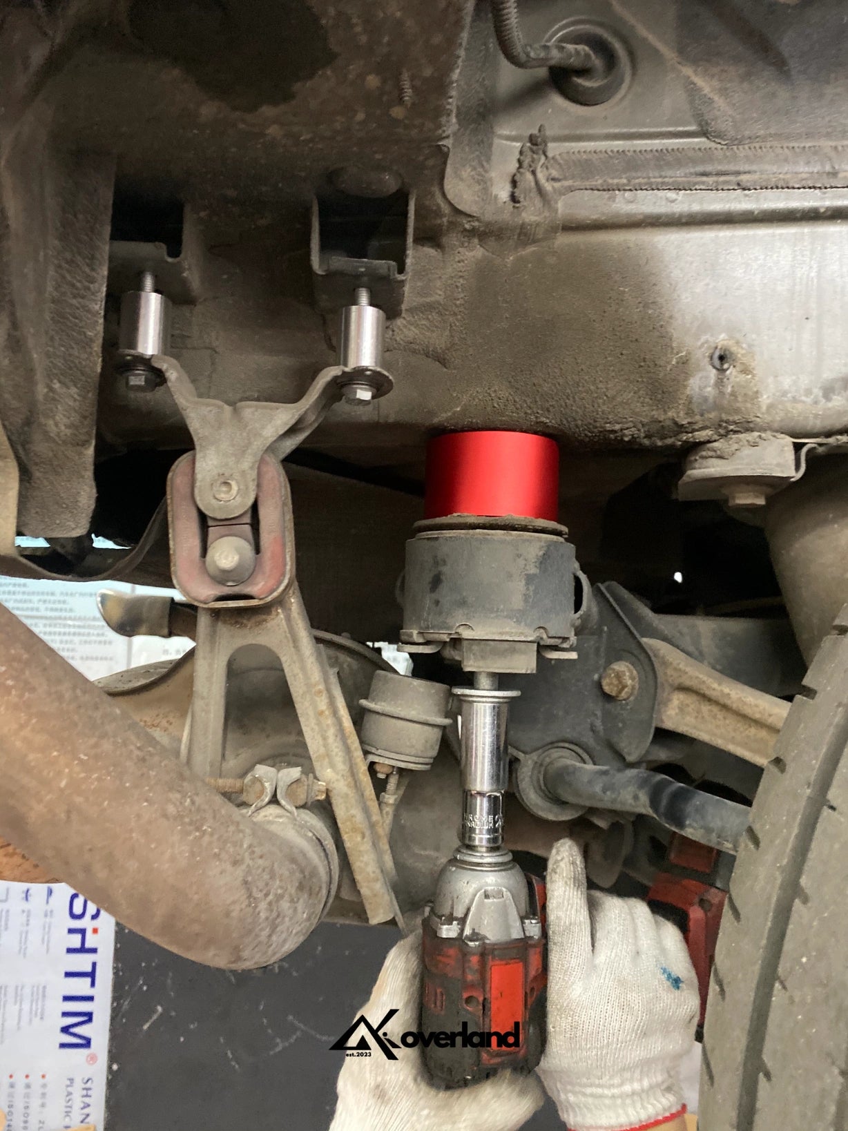 Cayenne Gen 1 underbody view highlighting V3 centering sleeve alignment system