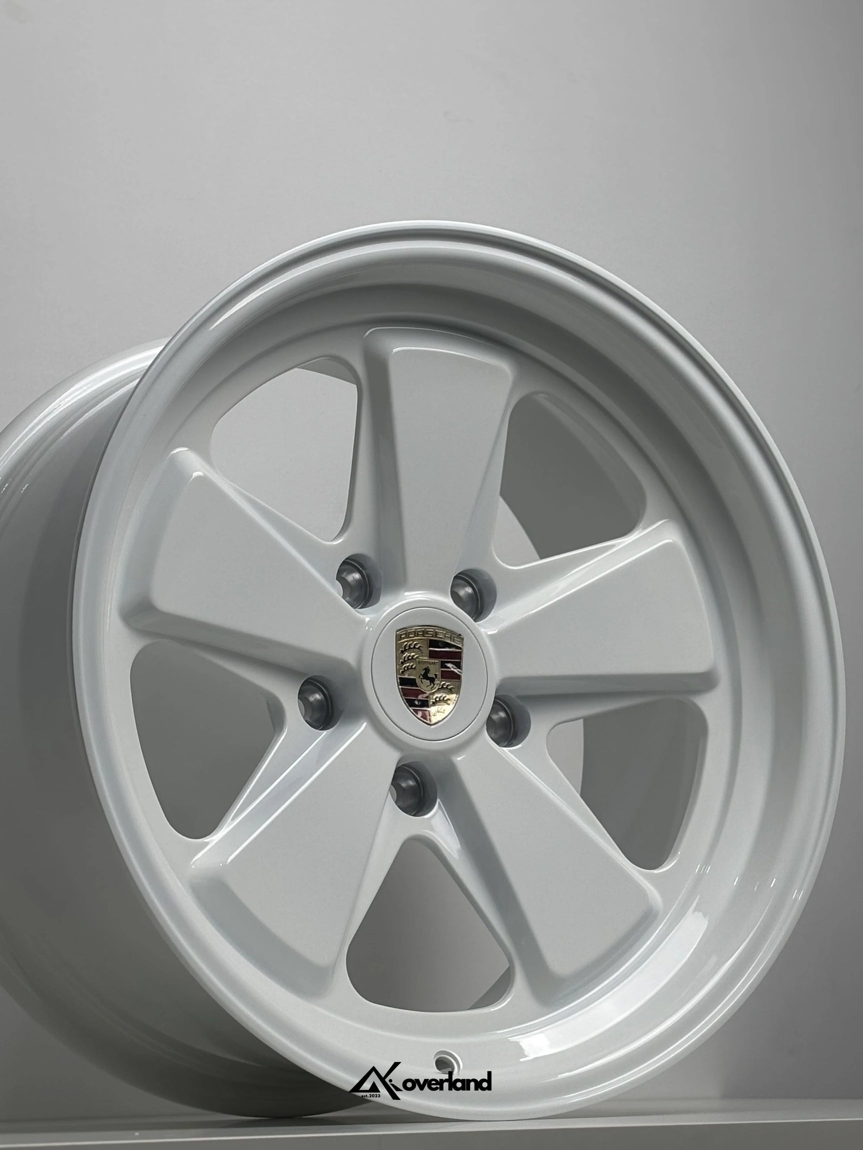 White Akioverland 5x130 forged wheel with Porsche crest, premium off-road fitment for Cayenne, Touareg, and Q7.
