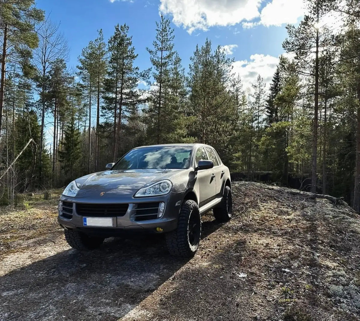 Cayenne S 957 with Akioverland 2.5" air suspension lift kit in Finland (photo 1 of 3)