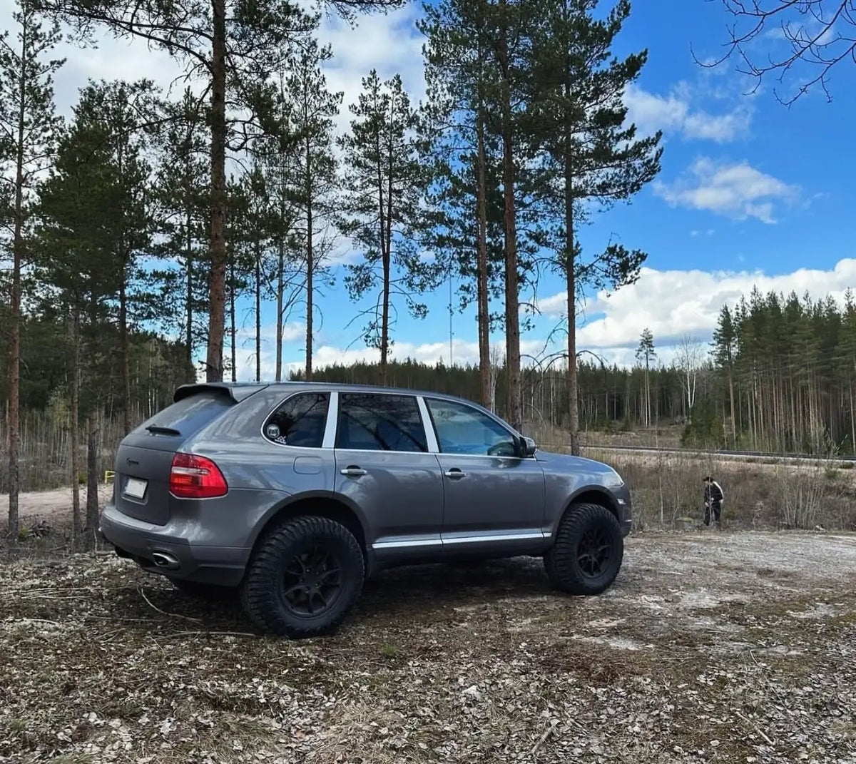 Cayenne S 957 with Akioverland 2.5" air suspension lift kit in Finland (photo 2 of 3)