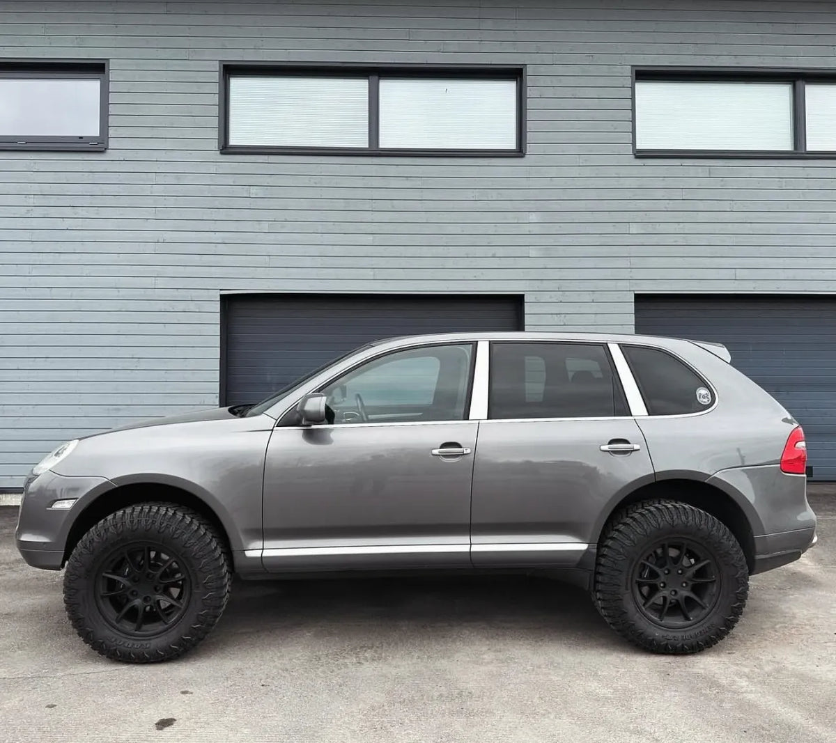 Cayenne S 957 with Akioverland 2.5" air suspension lift kit in Finland (photo 3 of 3)