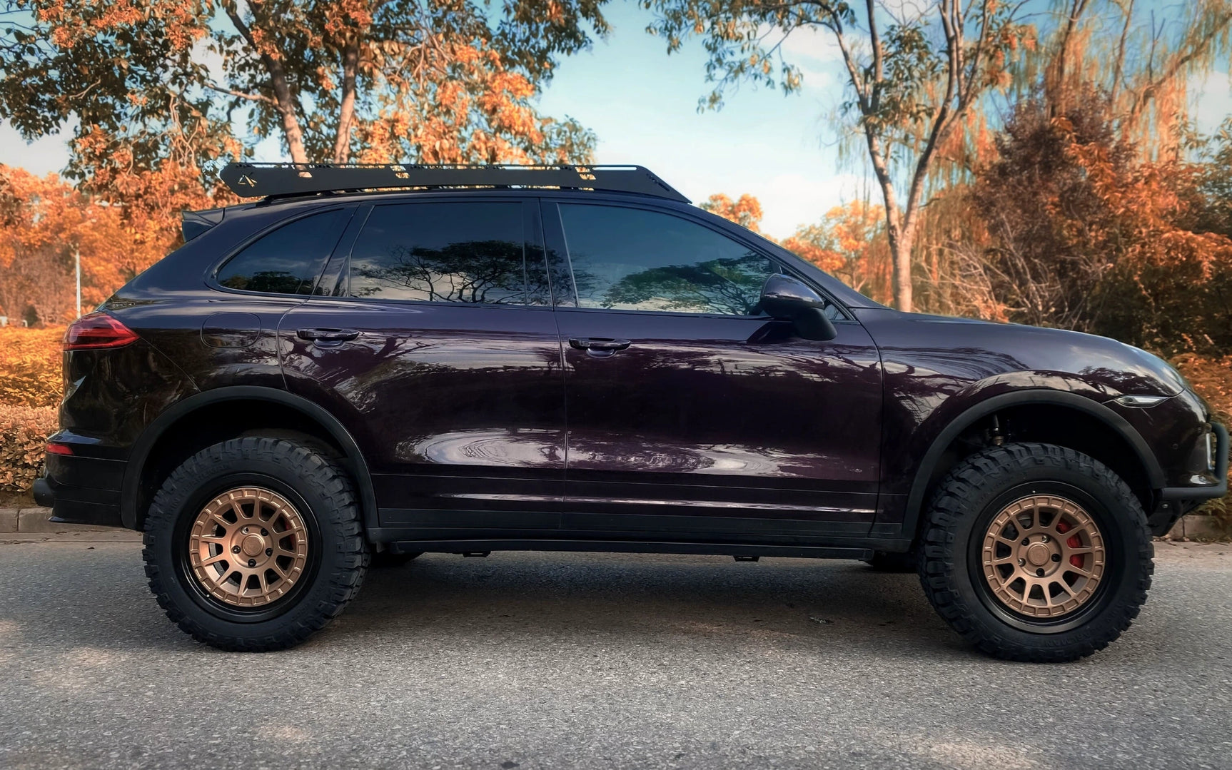 Akioverland Cayenne 958 lifted with super slim roof rack