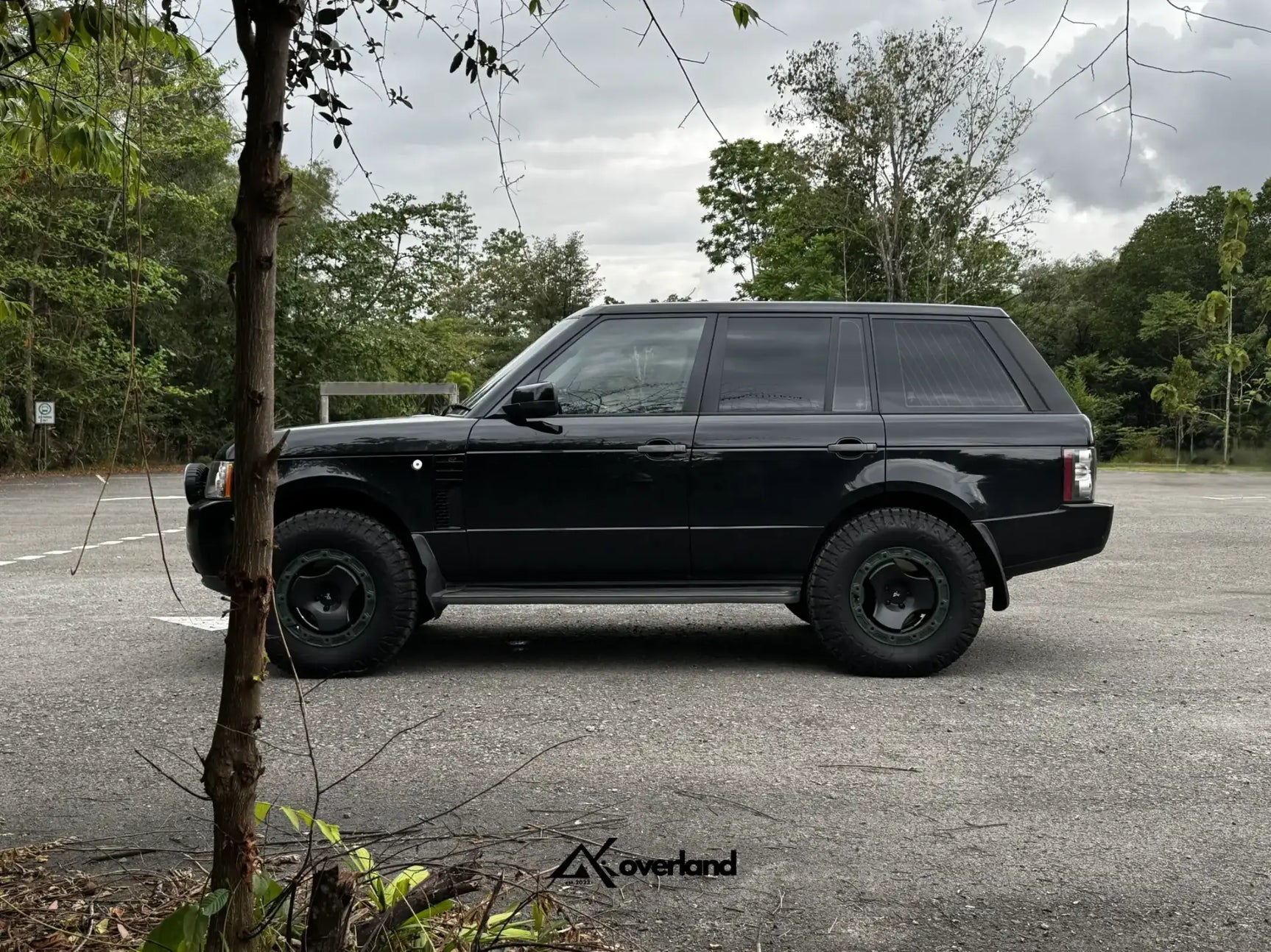 Full side profile of black Range Rover L322 fitted with Akioverland 5x120 trispoke forged overland wheels.