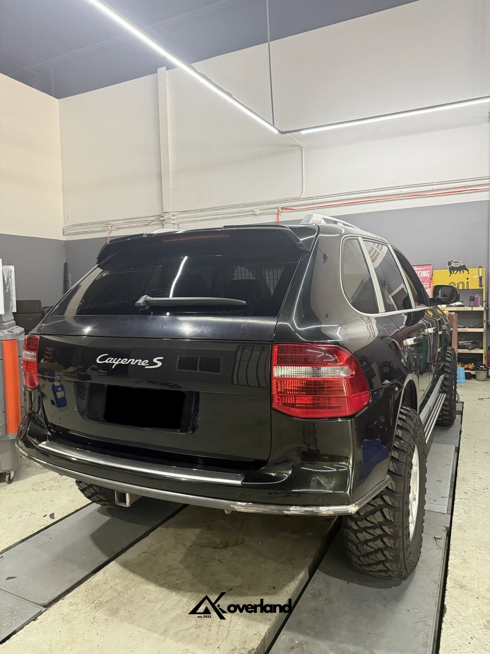 Streamlined tubular rear bumper fitted on Cayenne 957 highlighting CNC-bent tube contour and improved off-road geometry.