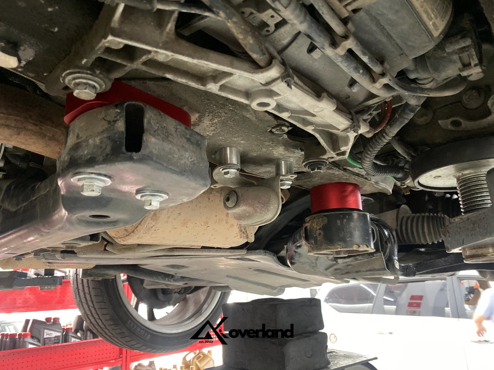 Cayenne Gen 1 underbody view highlighting V3 centering sleeve alignment system