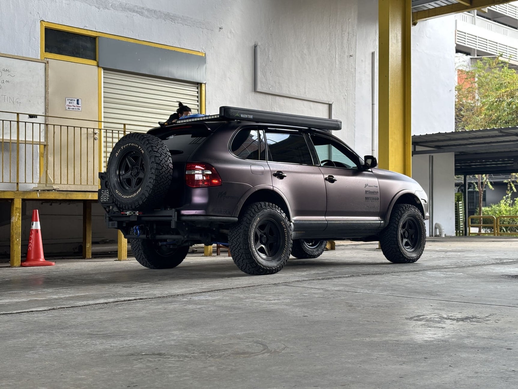 Matte purple Cayenne 957 Turbo offroad build by akioverland. Equipped with super slim roof rack, air suspnesion lift kit and dual swing out tubular bumper. 
