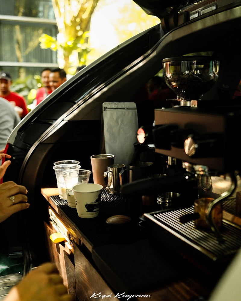 In- Car Coffee Setup In Porsche Cayenne Mobile Coffee Station in Cayenne Outdoor Coffee Experience in Porsche Cayenne Macan Panamera 911