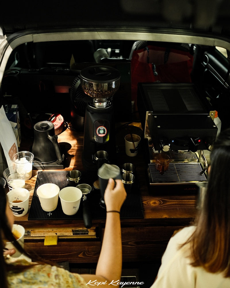 In- Car Coffee Setup In Porsche Cayenne Mobile Coffee Station in Cayenne Outdoor Coffee Experience in Porsche Cayenne Macan Panamera 911