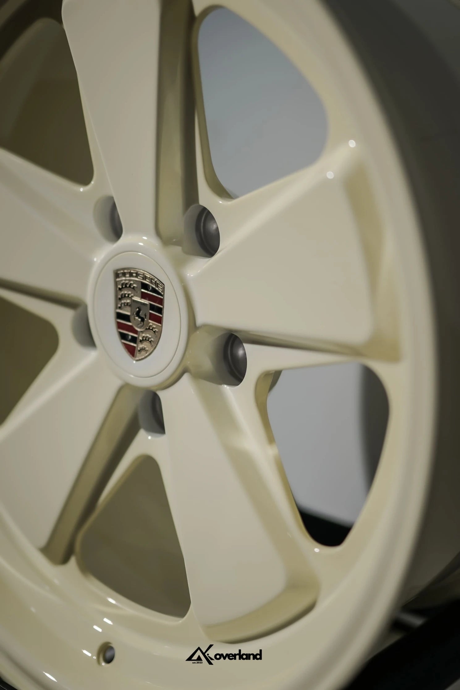 Akioverland 5x130 forged wheel, performance-focused creme white Fuchs-style design for Porsche Cayenne and VW Touareg