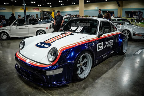 Liveried widebody Porsche 911 964 on AkiOverland VLD 2-piece deep concave Fuchs wheels