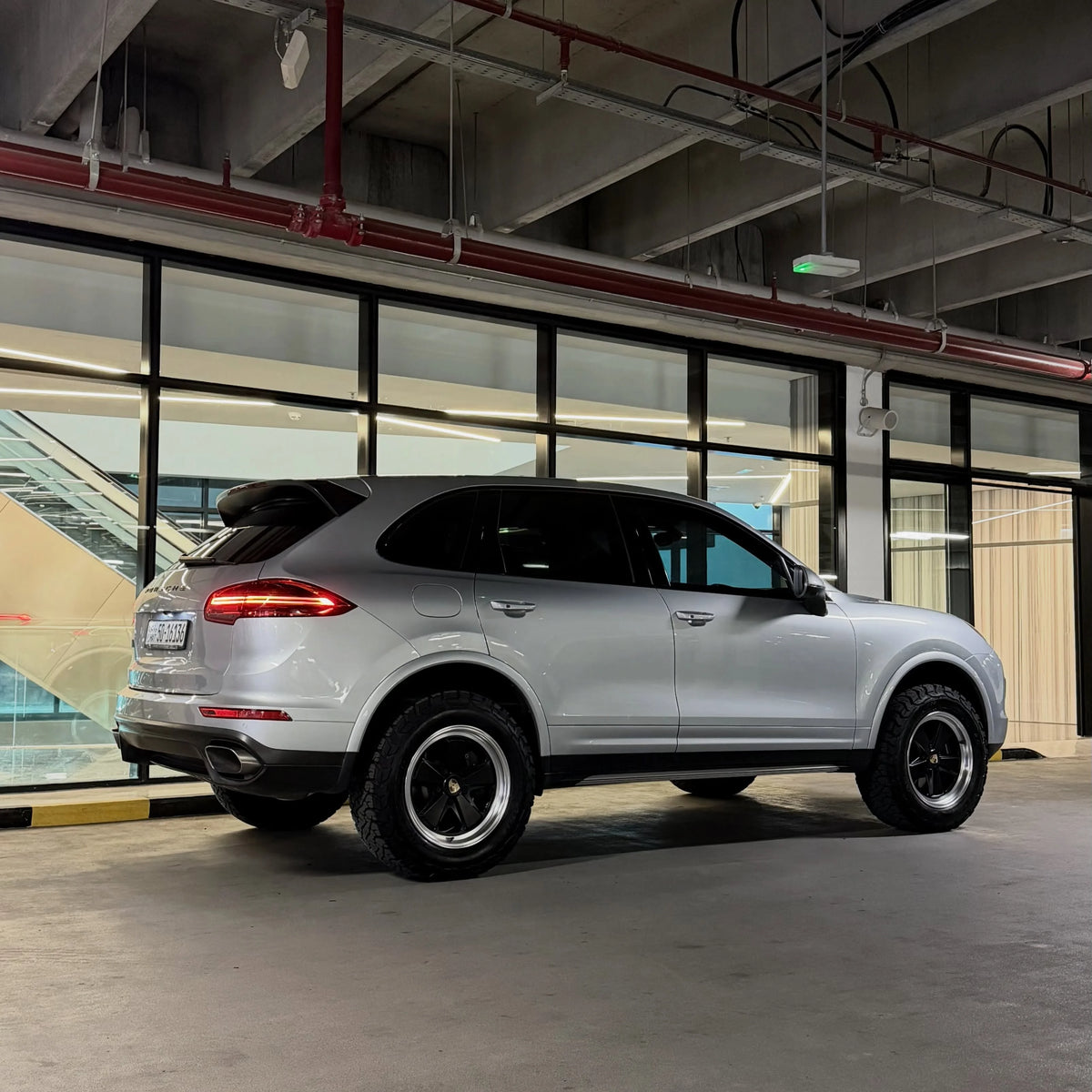Lifted silver Porsche Cayenne 958 on AkiOverland Classic Fuchs forged wheels with 2 Tone machined lip and satin spokes
