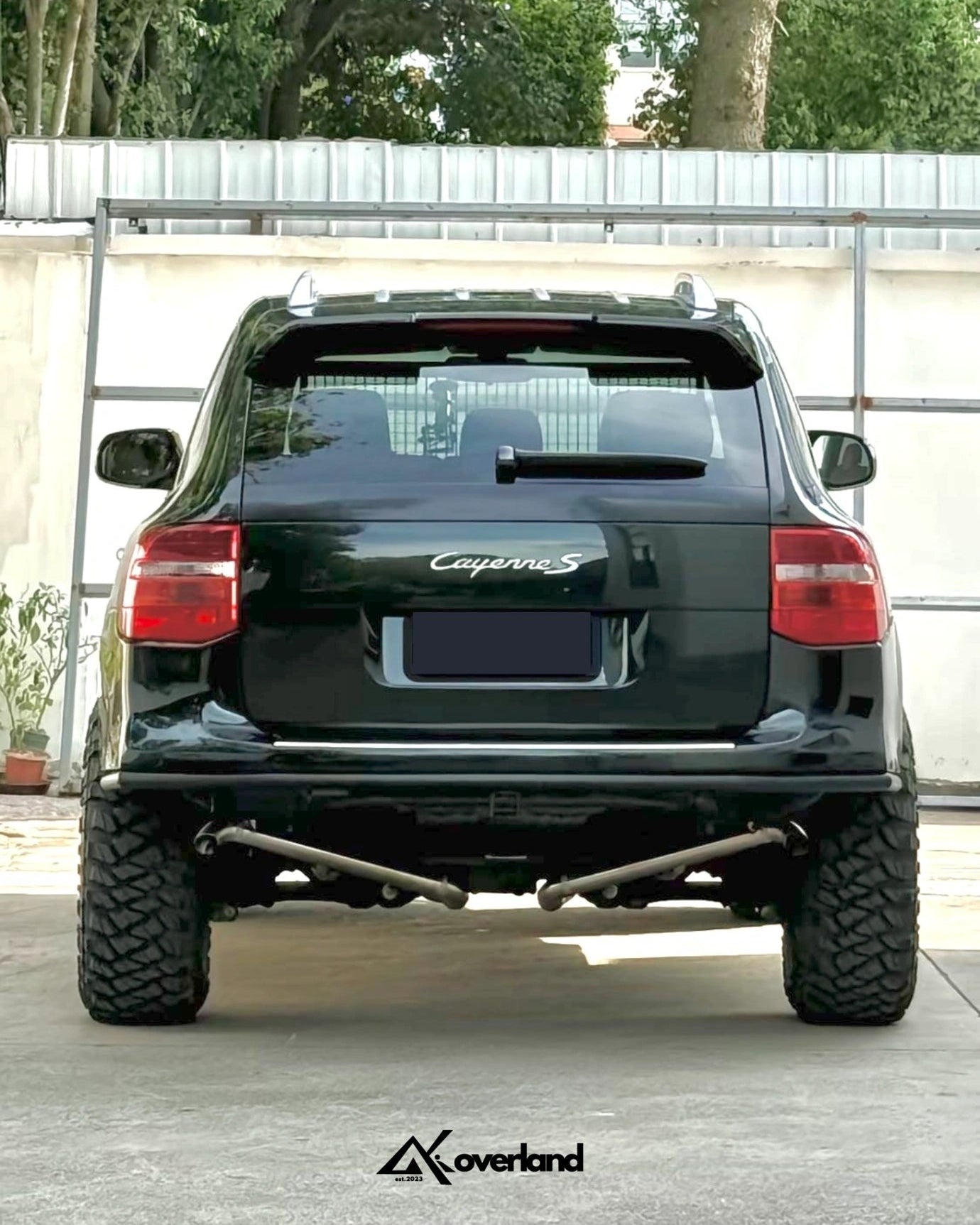 High-clearance rear bumper mounted on Cayenne 957 after lower plastic trim removal to maximize departure angle.