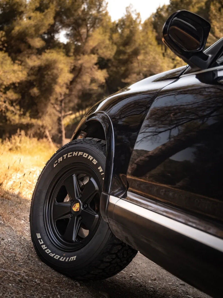Black Porsche Cayenne 955 offroad build with Akioverland Classic Fuchs wheels