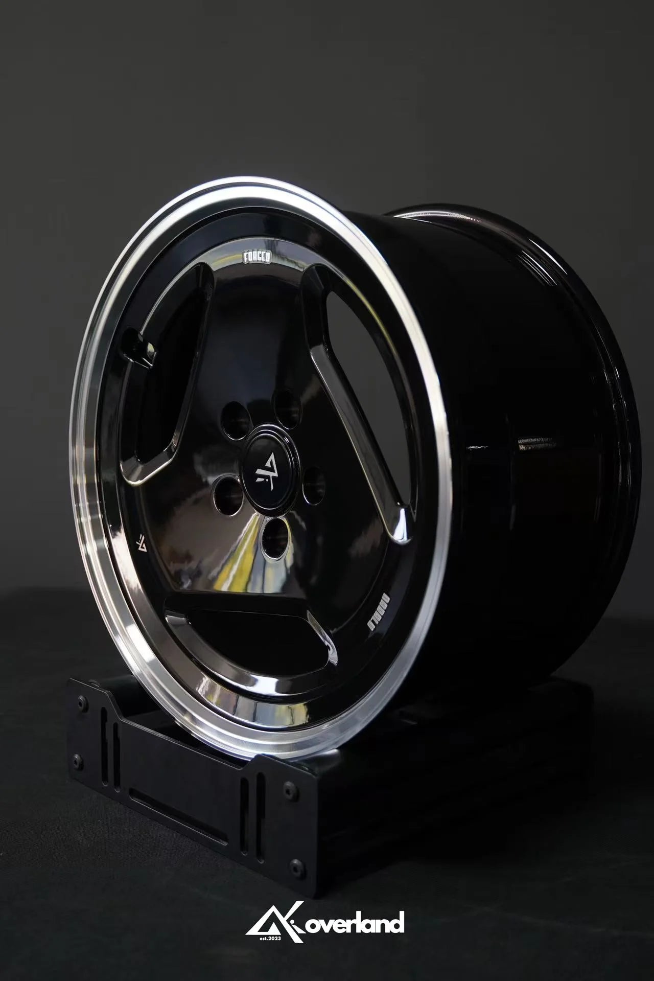 Range Rover Vogue 5x120 custom forged wheels Nabalu design close view